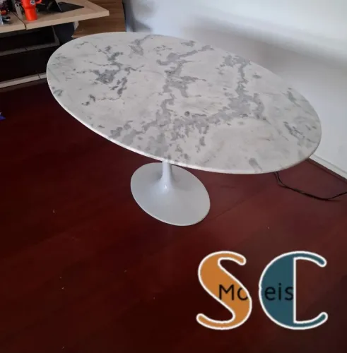 Mesa saarinen com tampo de Mármore Espírito Santo 