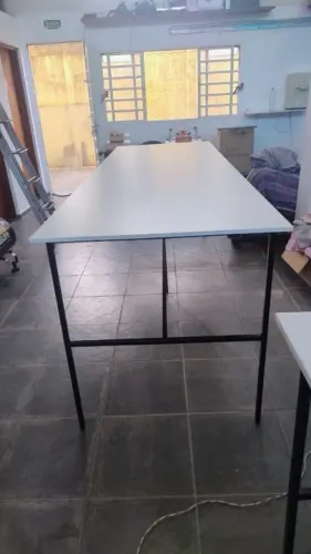 Mesa de MDF,  estrutura em Ferro