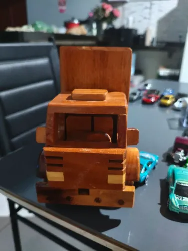 caminhão de madeira com cofre