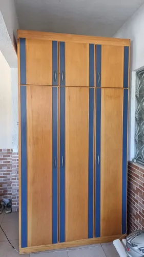 Guarda roupa de madeira