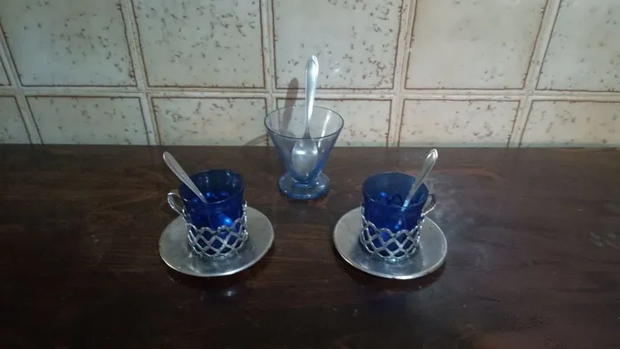 Conjunto de café anos 70 com vidro azul com suporte metal prateado e taça de sobremessa