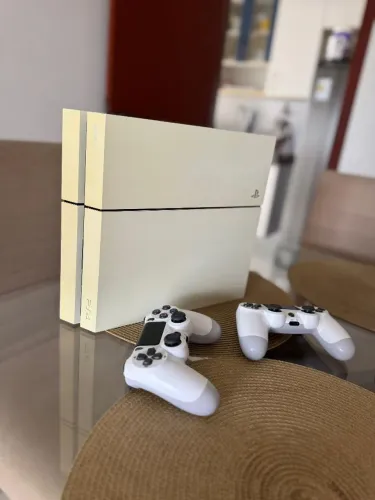 PS4 branco completo com 2 controles e garantia