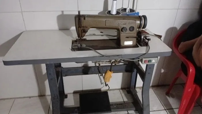 Máquina de costura reta