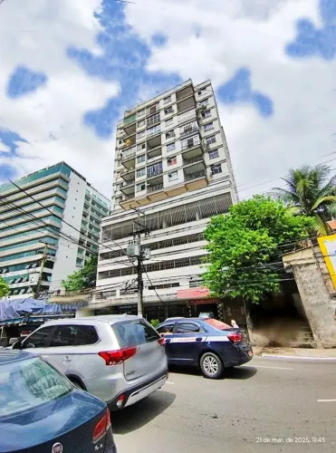 Apartamento, em andar alto, varanda, ampla sala, quarto, dependência completa e vaga no C