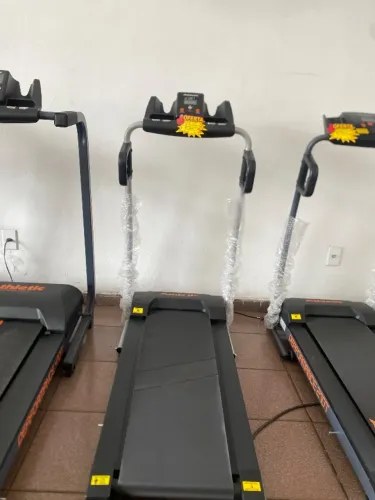 Esteira para corrida suporta 120 kg guarda fácil 