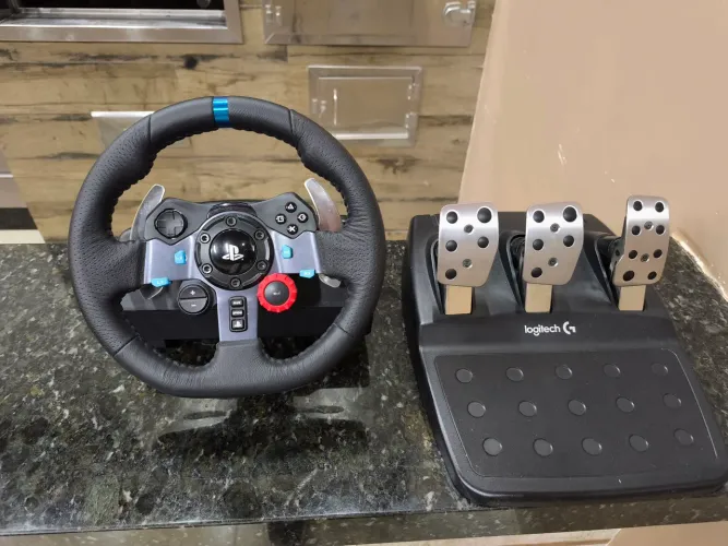 Volante e pedal Logitech, para ps5, ps4 e ps3