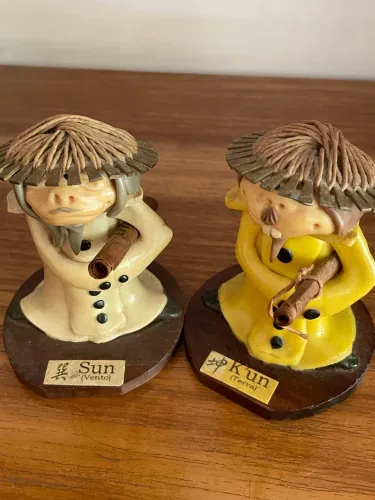 Par de Estatuetas Orientais Sun (Vento) e Kun (Terra) - Colecionáveis