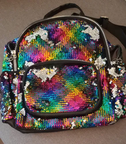 Mochila infantil com lantejoulas (multicolorida e vira prata)