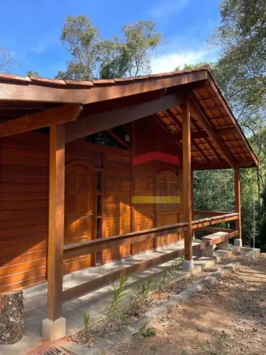 Chalé de madeira angelim rosa para venda no Condomínio Pq Suíça, coração da Serra da Canta