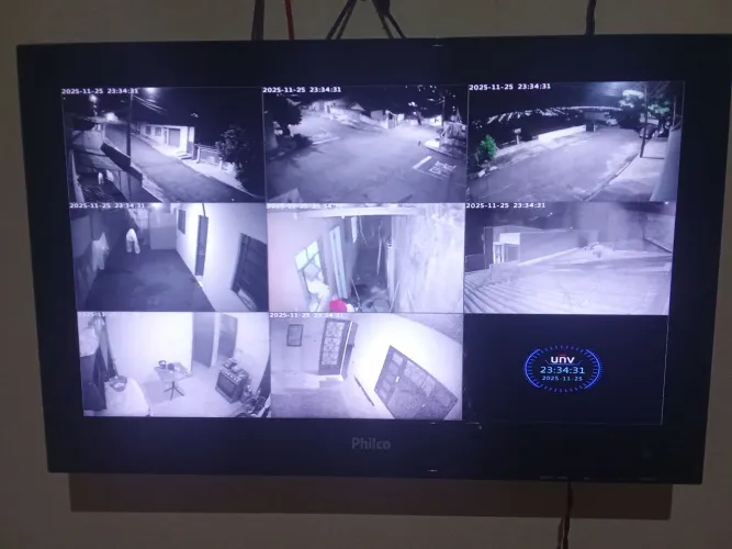 Vende se DVR com 3 câmeras internas e 5 câmeras externas com monitor de 19 polegadas 