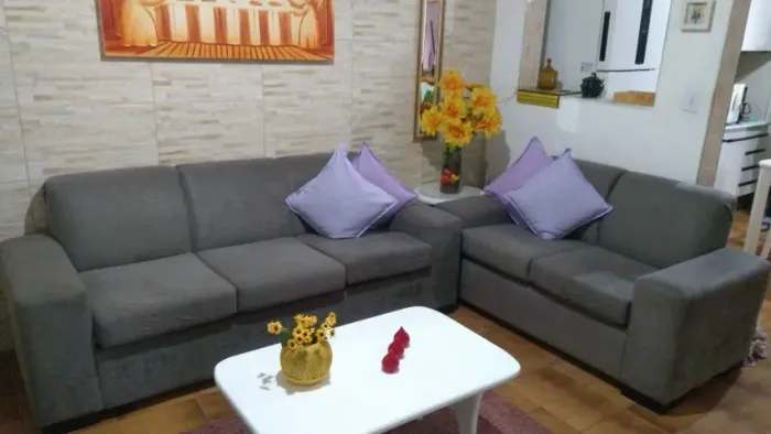 Conjunto de sofá 2 e 3 lugares, almofadas soltas,em ótimo estado.