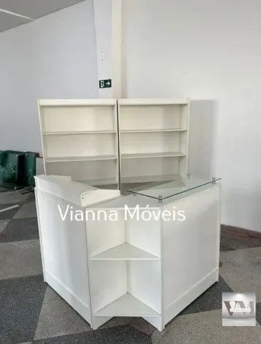 Balcão Caixa em L + Balcão com Tampo de Vidro + 2 Estantes Prateleiras