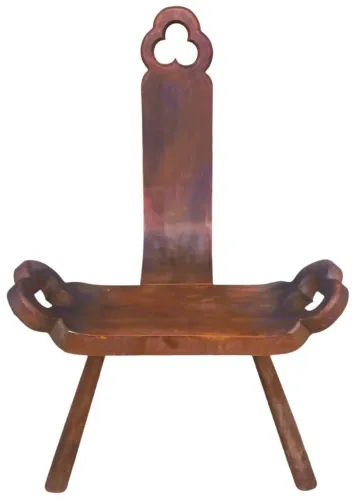 Cadeira dita Bacalhau madeira nobre rústico entalhe de trevos vazados apoiada três pés