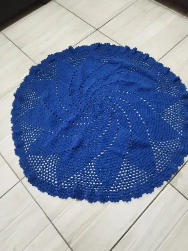 Tapete de crochê azul espiral