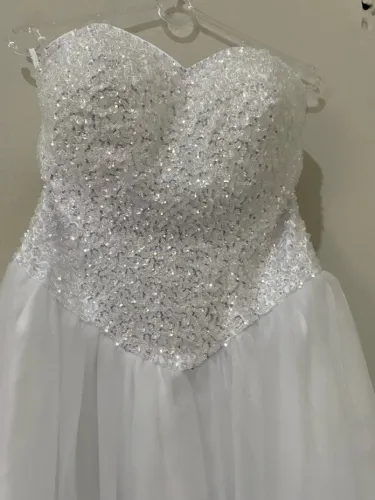 Vestido de Noiva com Apliques Brilhantes