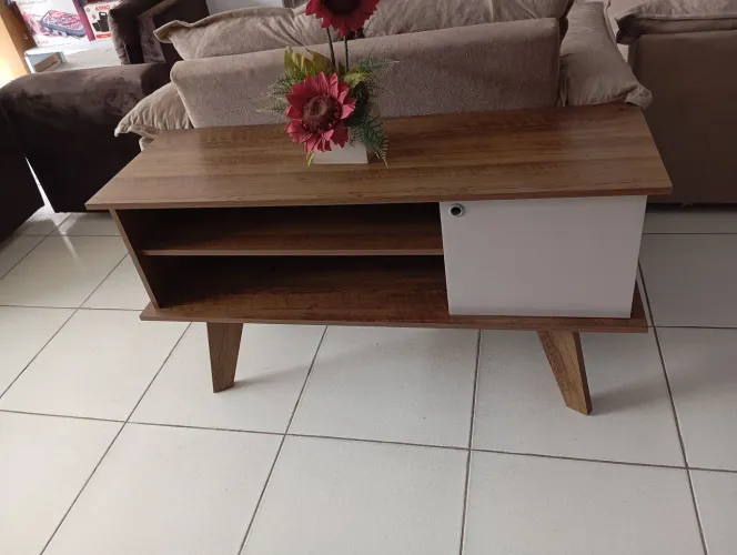 Mesa de Centro Amadeirada com Armário