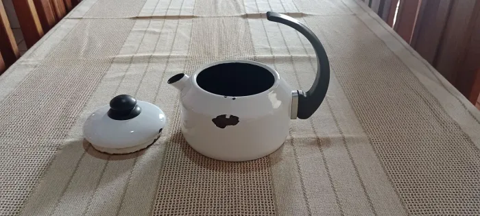 Chaleira ágata Branca com Detalhes em Preto