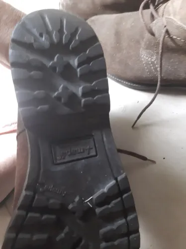 Bota de couro marrom