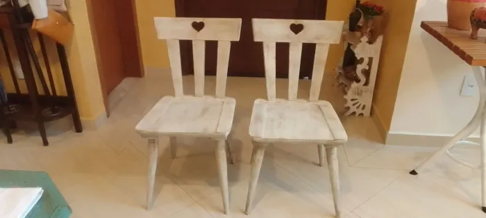 2 Cadeiras de madeira com coração