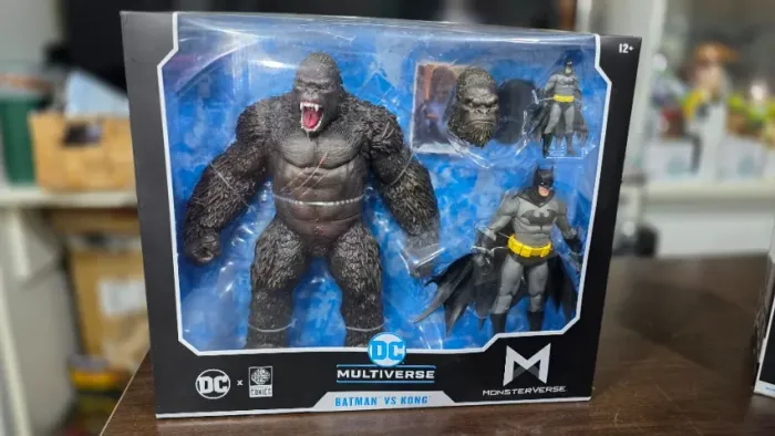 Boneco DC Multiverse Batman + King Kong Mcfarlane Monsterverse