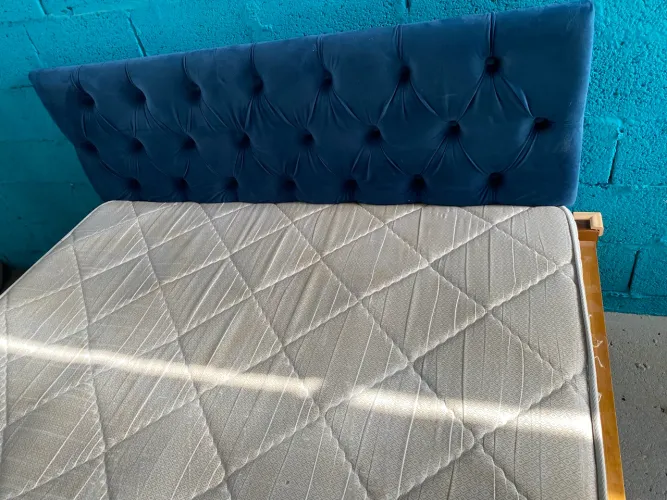 Cama queen com colchão 