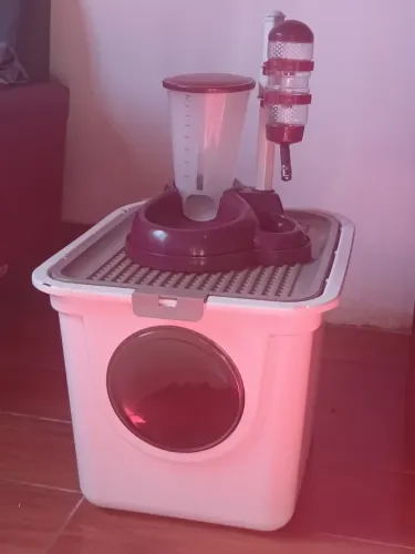 Caixa de areia fechada com porta, comedouro e bebedouro para gatos.  Valor 170,00  