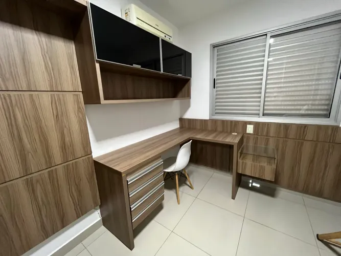Mesa e armário