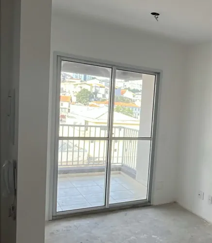 Porta balcão de correr em alumínio branco com duas folhas de vidro