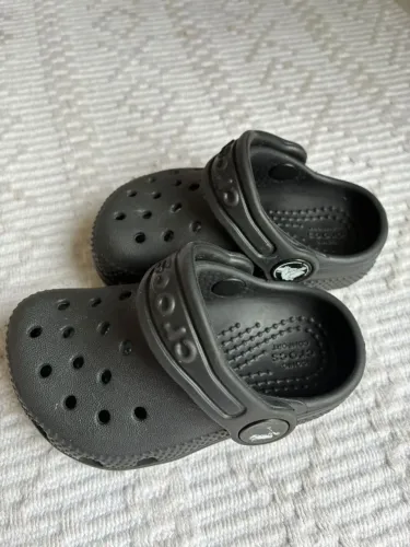 Crocs preto original para bebê tamanho c4