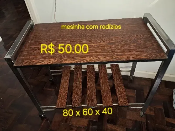 Mesinha com rodízios