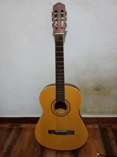 Violão semi-novo 