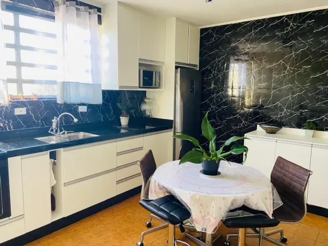 Casa com 3 quartos, garagem e quintal.