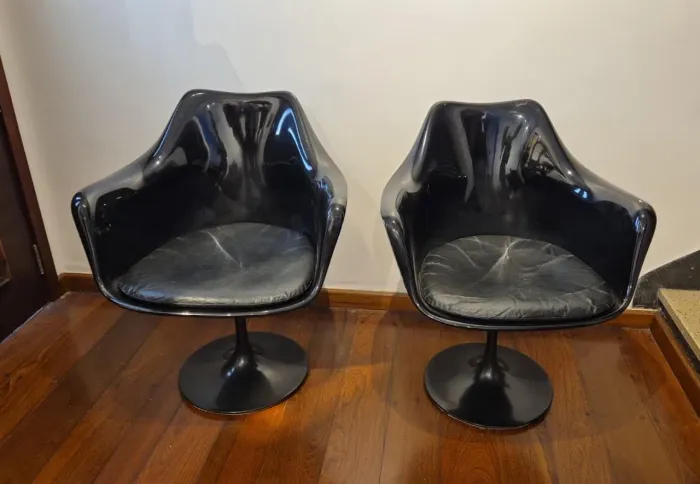 Conjunto com 2 cadeiras giratórias Saarinen com braços, estofado em couro, preta.