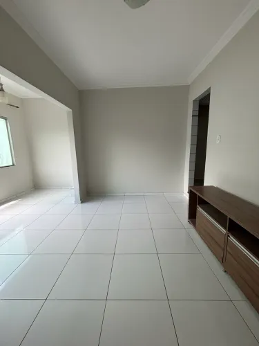 Apartamento com 03 quartos nos altos