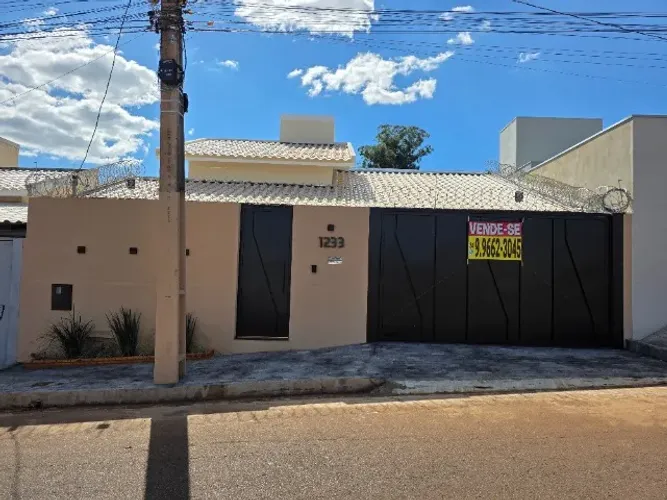 Casa a Venda no Bairro Afonso Queiroz em Patos de Minas - MG, 3 quartos
