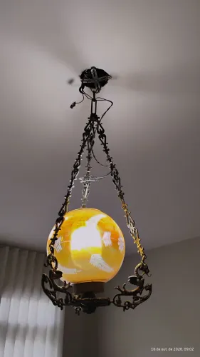 Luminária Pendente Antiga - Globo de Vidro Âmbar e Metal Trabalhado