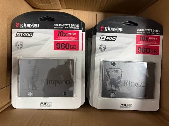 Kit com 4 SSDs SATA de 980Gb