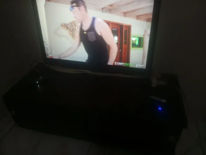 Vendo uma TV de 43 polegadas de marca Buster com aparelho Box incluído o controle remoto