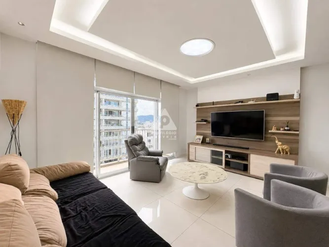 A Joia da Tijuca: Cobertura Duplex Reformada com Energia Solar