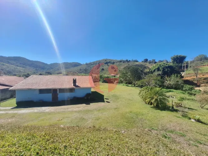 Casa para venda com 03 quartos e 04 vagas de garagem - 150m² em Santo Antônio do Pinhal