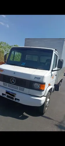 Mercedes-Benz 710 Baú 2011 - 248 mil km - R$ 185 mil