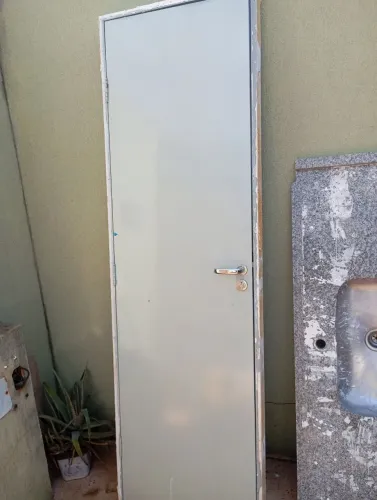 Porta de madeira com portal 60cm de Larg