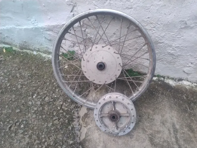 Uma jante dianteira e um cubo traseiro de fan 150 2011