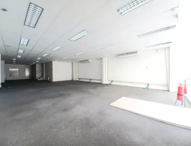 Sala Comercial Térrea no Shopping no bairro Centro em Blumenau