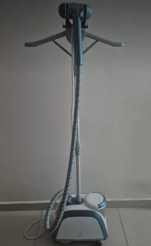 Maquina de passar /Passadeira a Vapor Electrolux (modelo GST10)