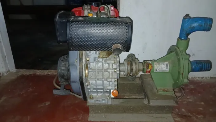 Vende-se conjunto motor-bomba de agua