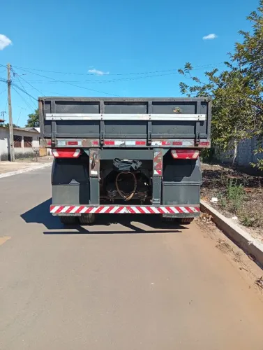 Carretinha 2 eixos de mola  vende se 