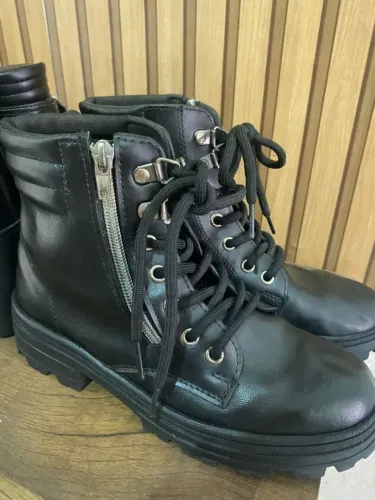 Vende-se 2 botas fem. Tam35/36 no precinho PV *12 / *2