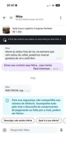 Sofá couro inteiro sem problemas 4 lugares