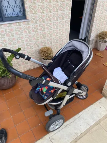 Carrinho de bebê com Moisés 